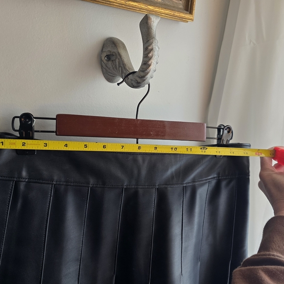 Abercrombie & Fitch Vegan Leather Pleated Skirt – Black – Size M - Picture 2 of 10